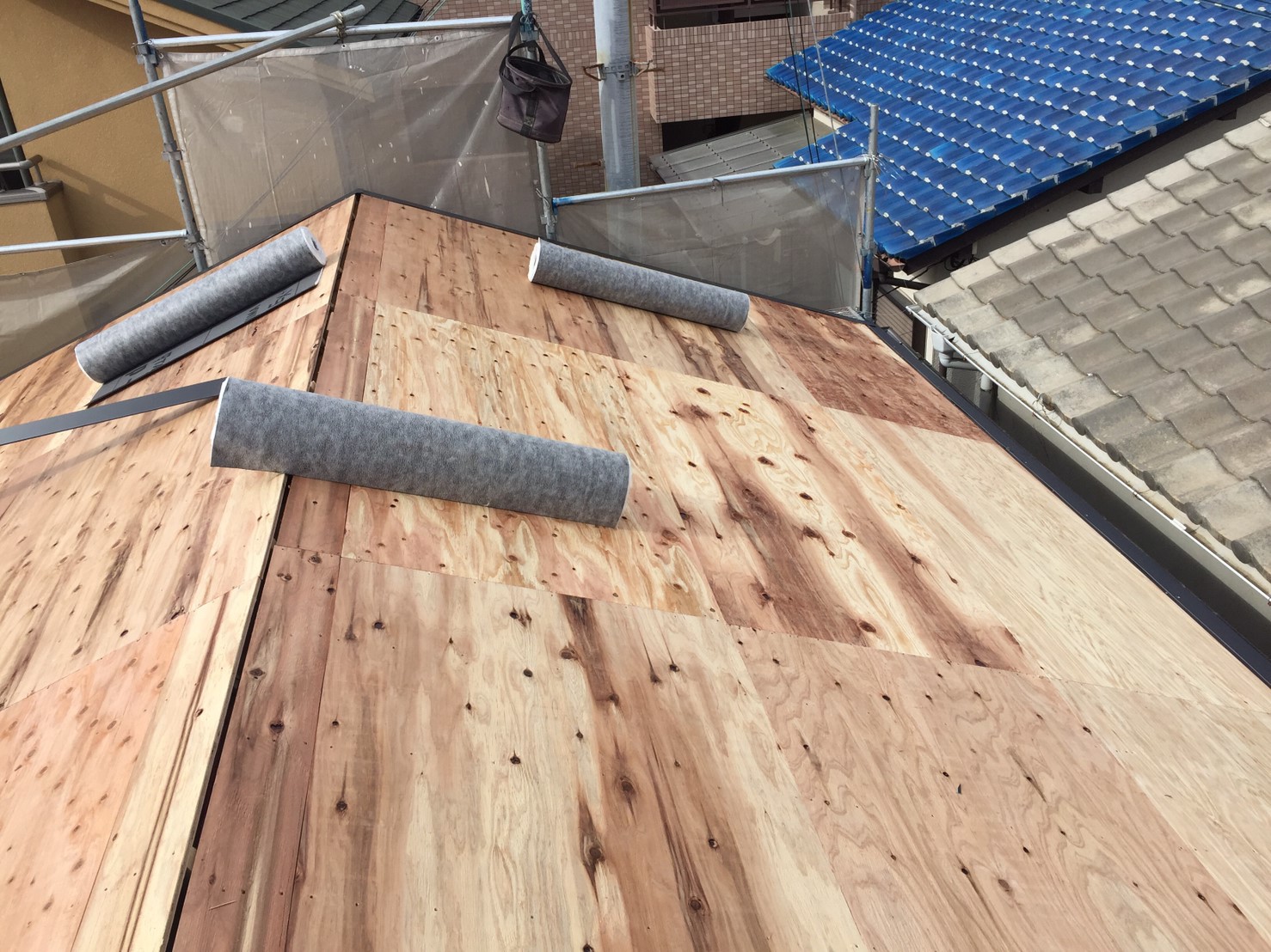 野地板を屋根面に敷き詰める増し張り